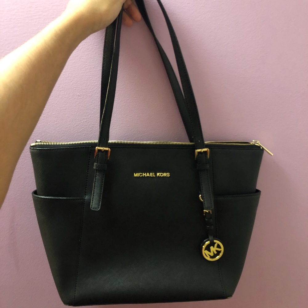 MICHAEL KORS DESIGNER BLACK AND GOLD HANDBAG
